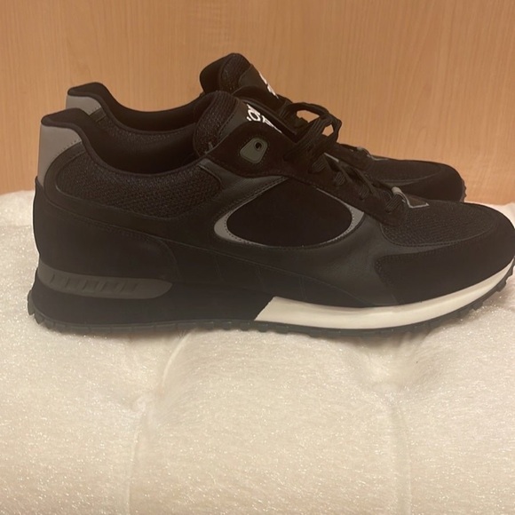 Men’s Louis Vuitton Run Away Damier sneaker. NWT 9.5(10.5) - Picture 9 of 9
